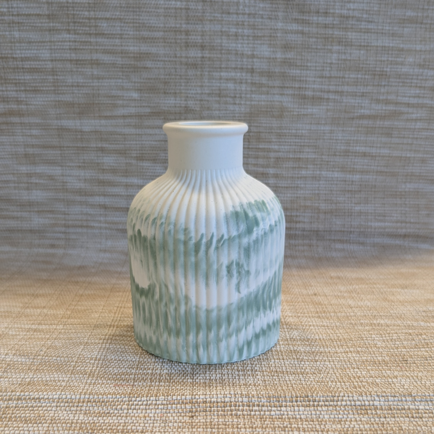 Vase mit Rillen