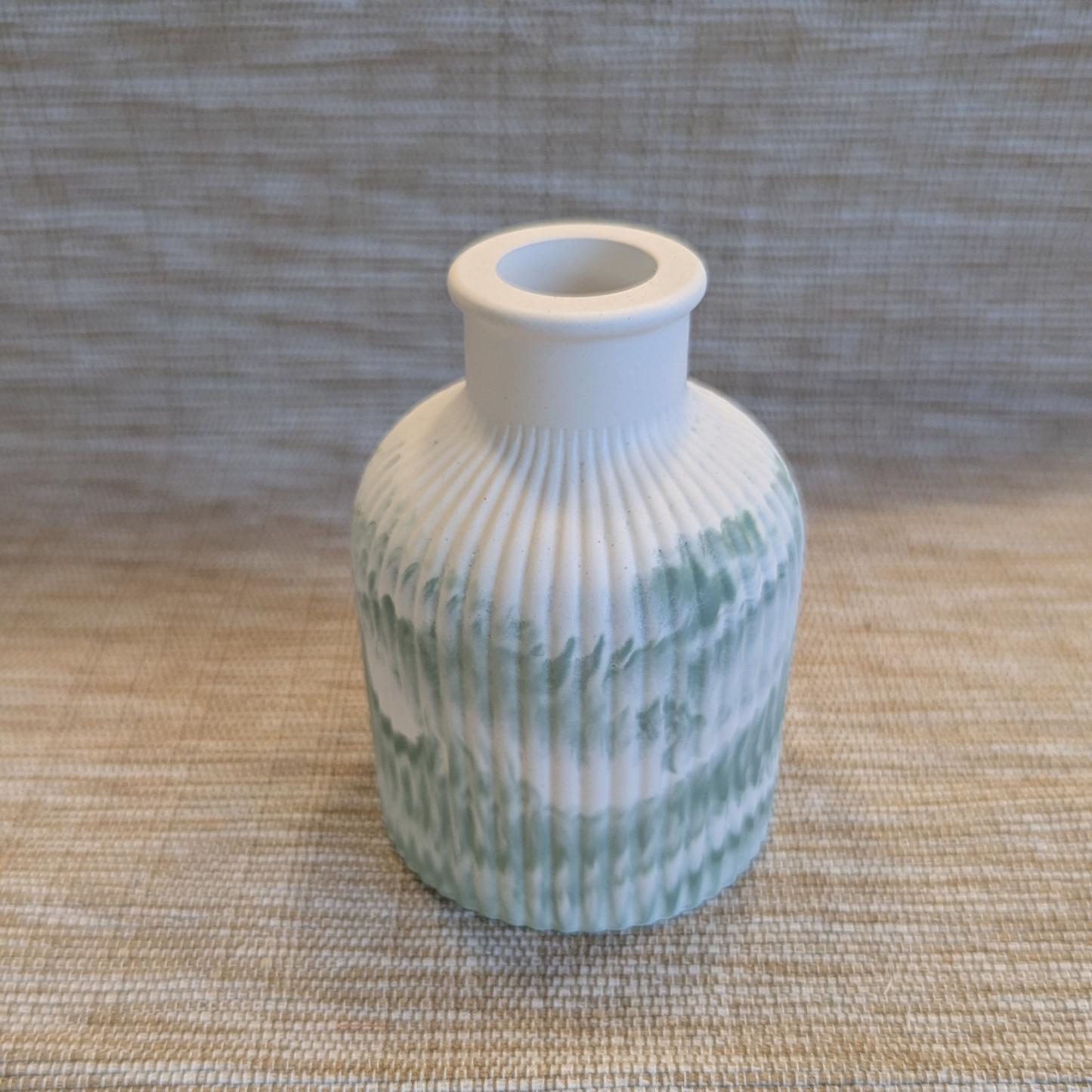 Vase mit Rillen