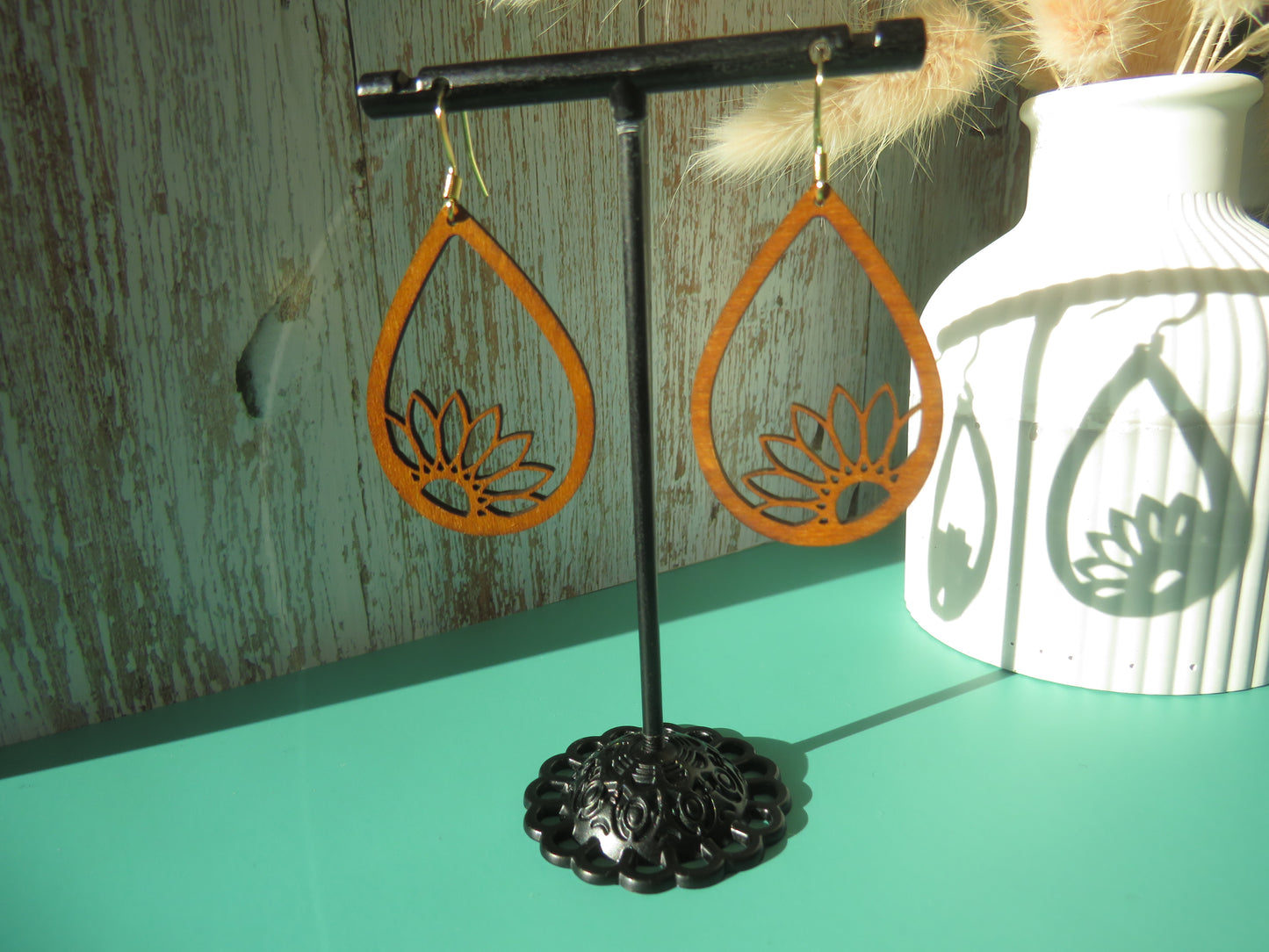 Holz Ohrringe mit Blumenmuster | Handgemachte Tropfen Ohrringe