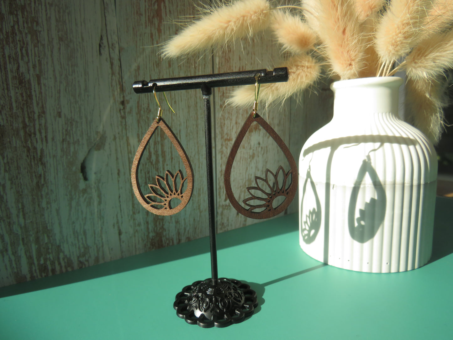 Dunkelbraune Holz Ohrringe mit Blumenmuster | Boho Natur Schmuck