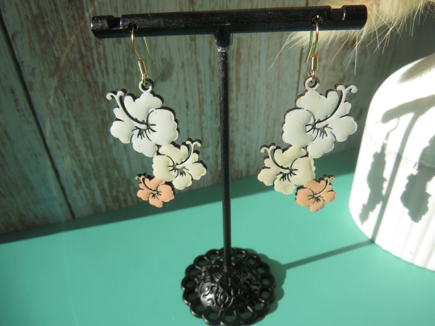 Beige Hibiskus Ohrringe aus Holz |  Boho Sommer Schmuck