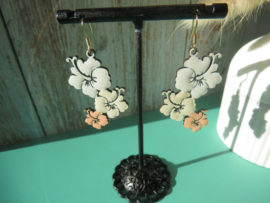 Beige Hibiskus Ohrringe aus Holz |  Boho Sommer Schmuck
