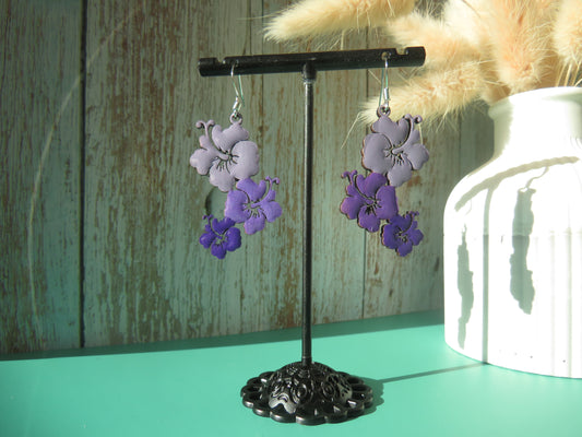 Lila Hibiskus Ohrringe aus Holz | Handgemachte Blumen-Ohrringe