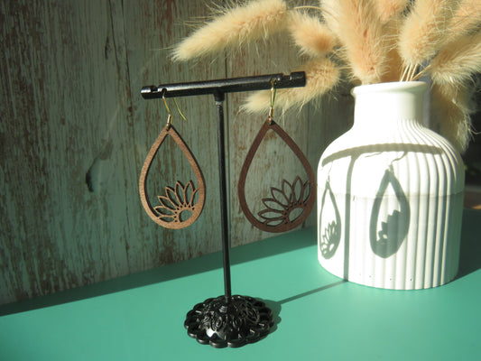 Dunkelbraune Holz Ohrringe mit Blumenmuster | Boho Natur Schmuck